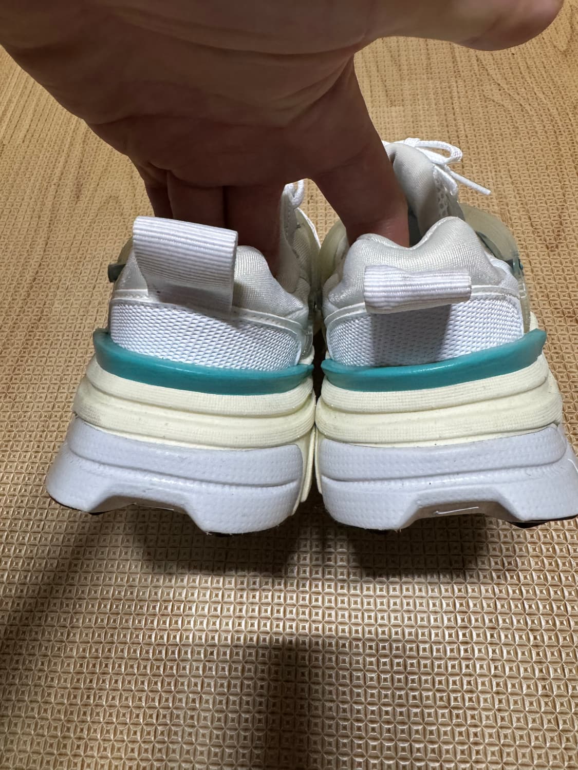 230 나이키 V2K 런 코코넛밀크 상품이미지5