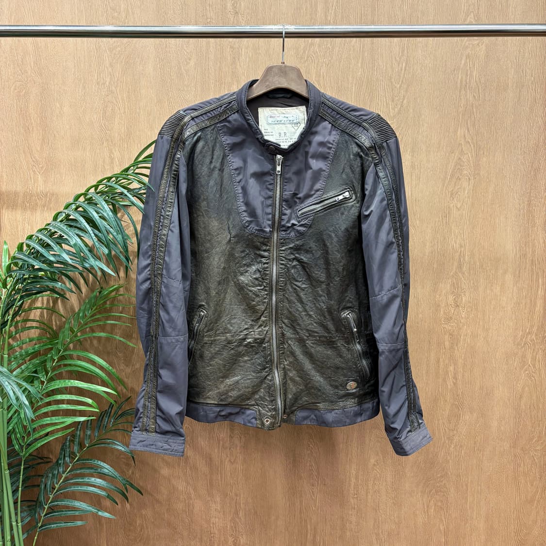 디젤 셰어링 레더 믹스 라이더 자켓 메탈 패치 셔링 디테일 차콜 브라운 상품이미지1