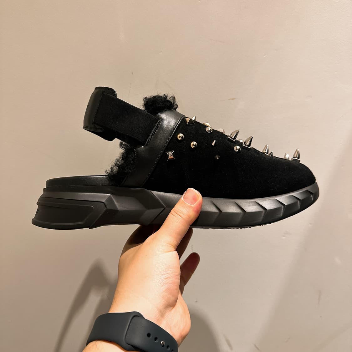 지방시 남성 스파이크 스터드 블랙 시어링 블로퍼 샌들 상품이미지3