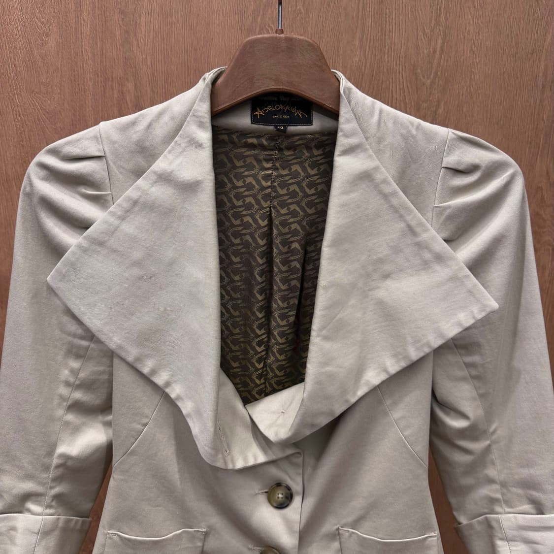 비비안 웨스트우드 자켓 드레이프 숄 카라 숄더 셔링 디테일 슬림핏 베이지 상품이미지4