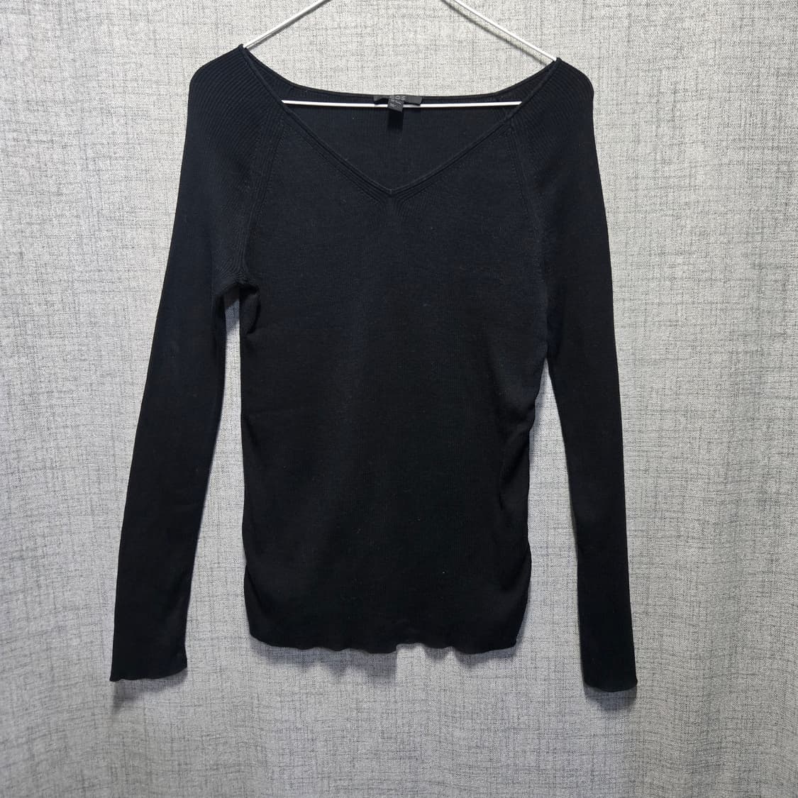 코스 쫀쫀티 블랙 V넥 긴팔 니트  상품이미지1