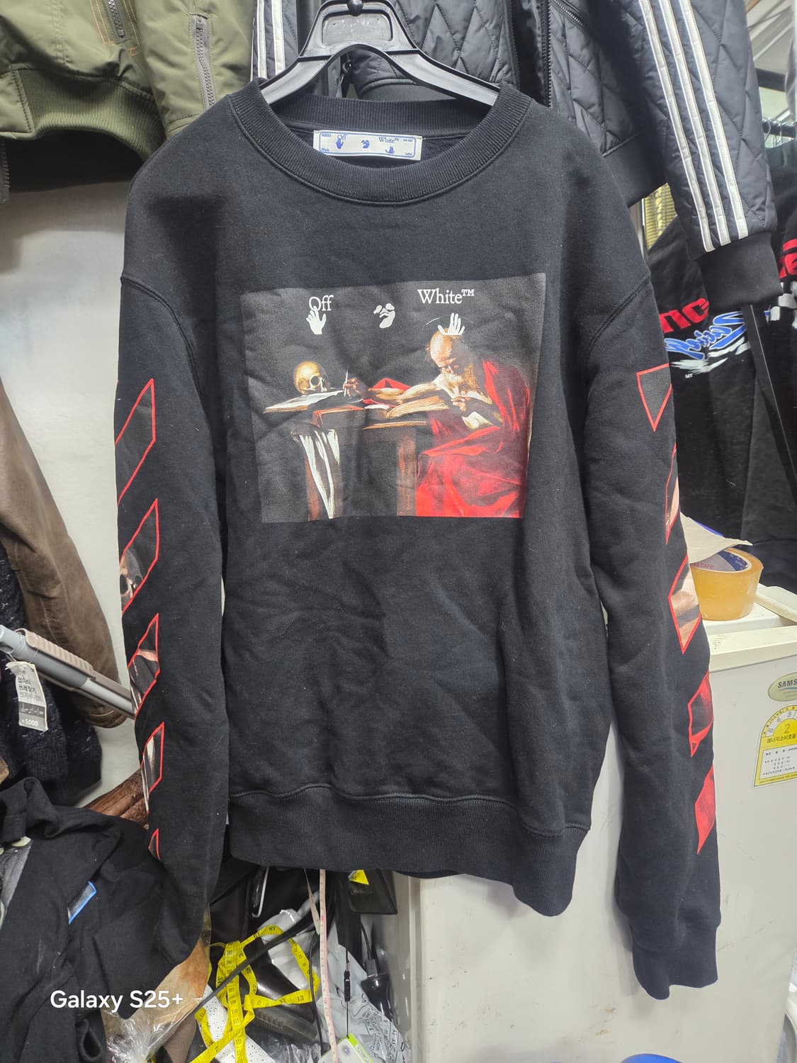 오프 화이트  카라바조   맨투맨   상품이미지1