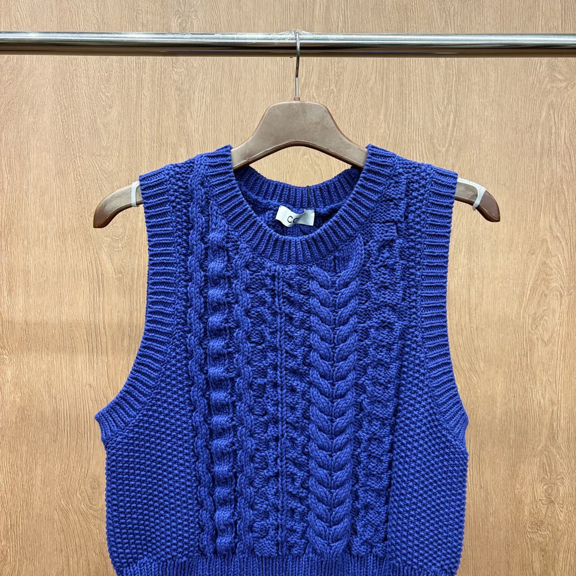 코스 니트 베스트 케이블 니팅 씨드 스티치 골지 마감 디테일 블루 상품이미지4