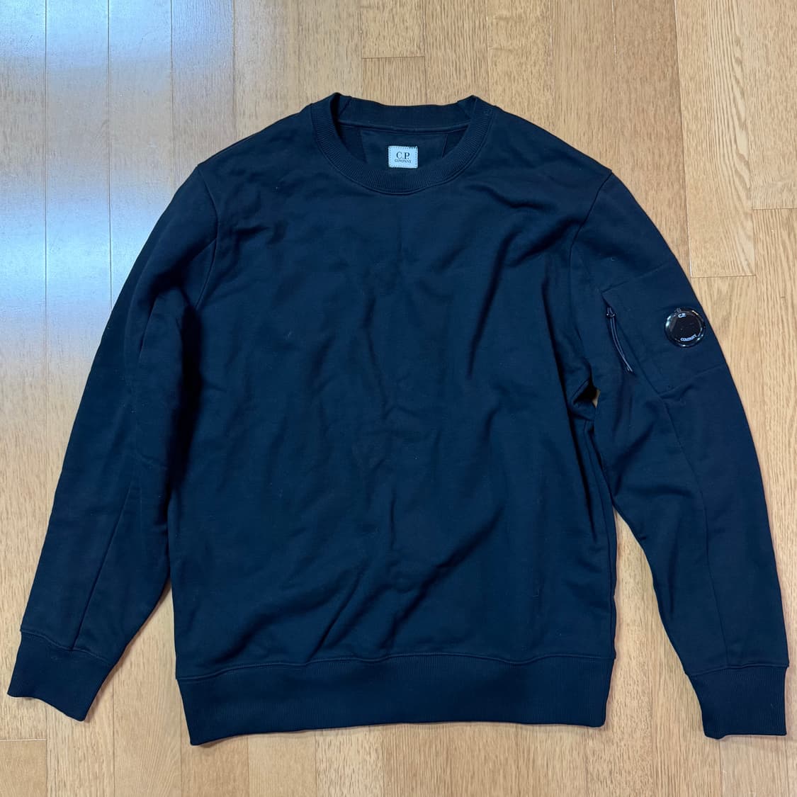 새상품) CP컴퍼니 렌즈와펜 맨투맨 (XL) 상품이미지1