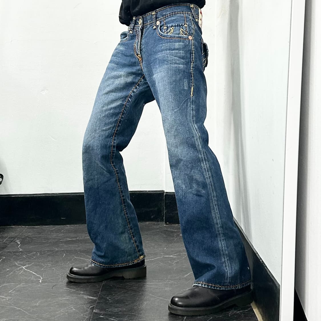 트루릴리전 빌리 자이언트 빅 T 부츠컷 데님 팬츠 상품이미지4