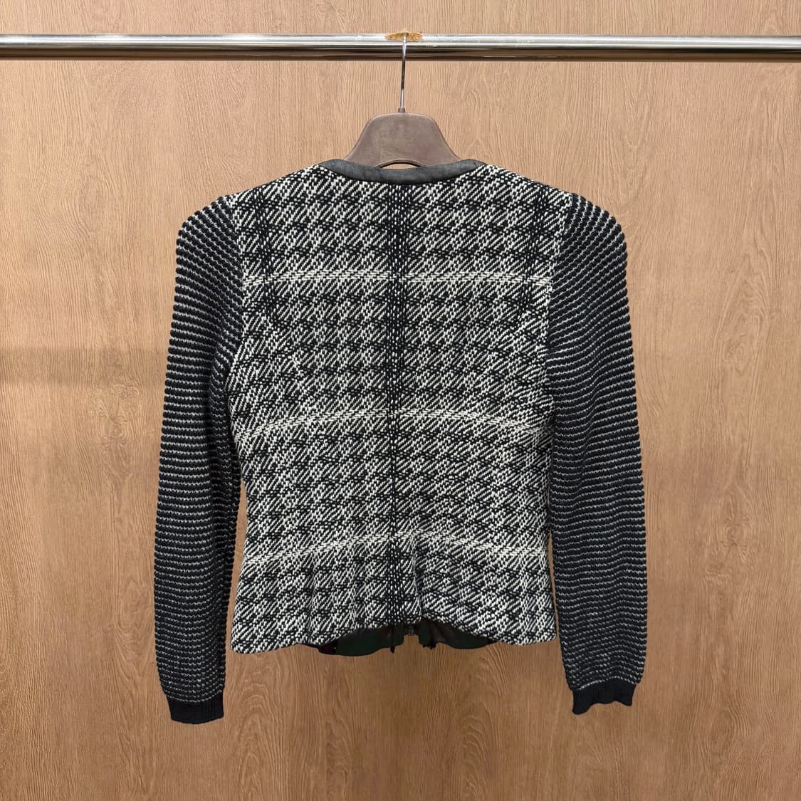 막스마라 위켄드 트위드 자켓 레더 트리밍 슬리브 배색 디테일 슬림핏 블랙 상품이미지3