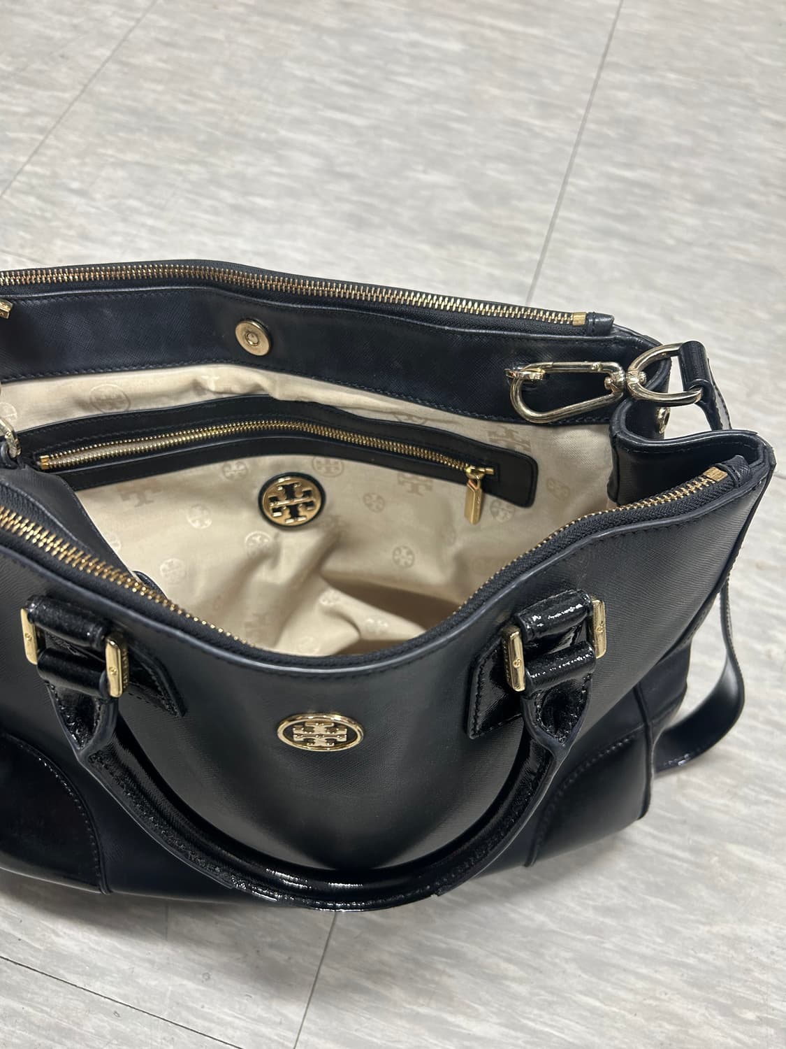 토리버치 블랙 가죽 토트백 상품이미지6