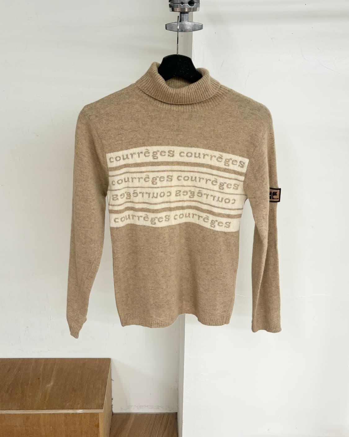 꾸레쥬 로고 하이넥 니트 스웨터 상품이미지1