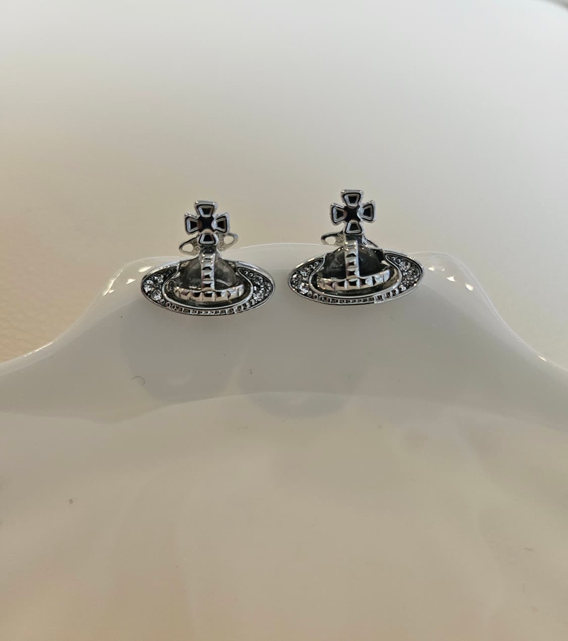 비비안웨스트우드 업사이클링 크리스탈 은장 귀걸이 상품이미지1