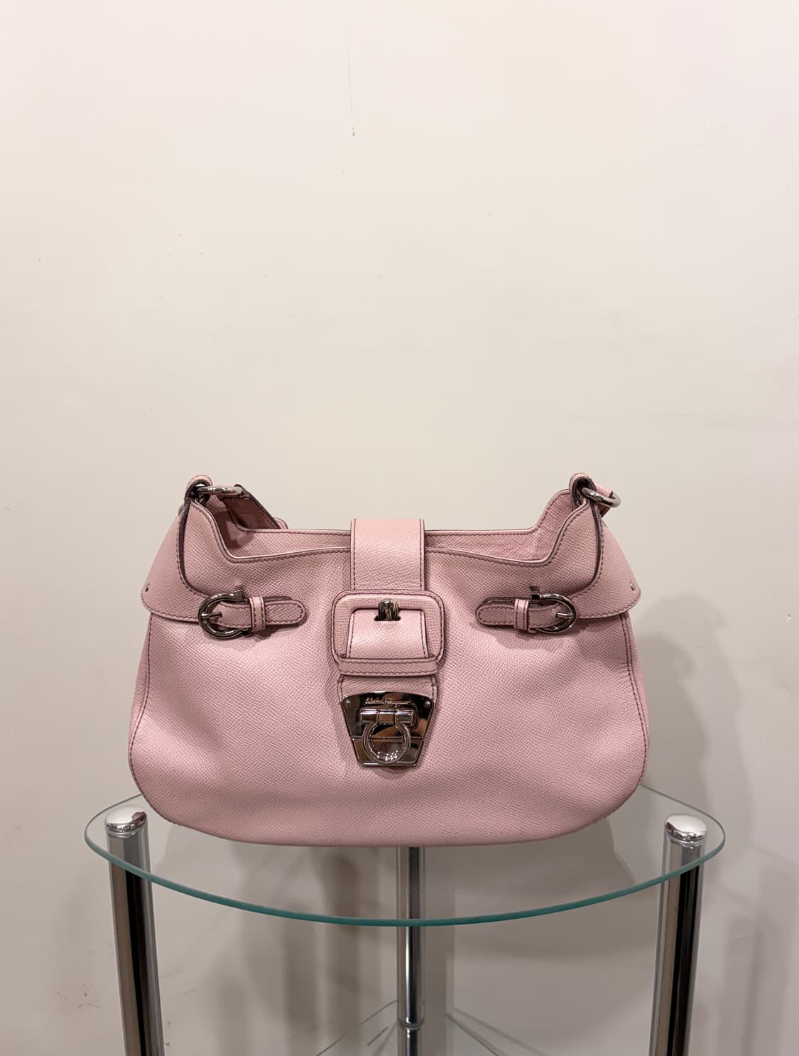 페레가모 간치니 버클 레더 숄더백 상품이미지1