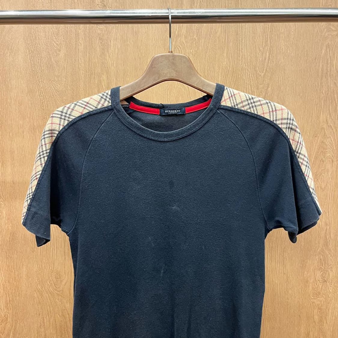 버버리 런던 코튼 반팔 티셔츠 숄더 배색 라인 로고 자수 디테일 네이비 상품이미지4