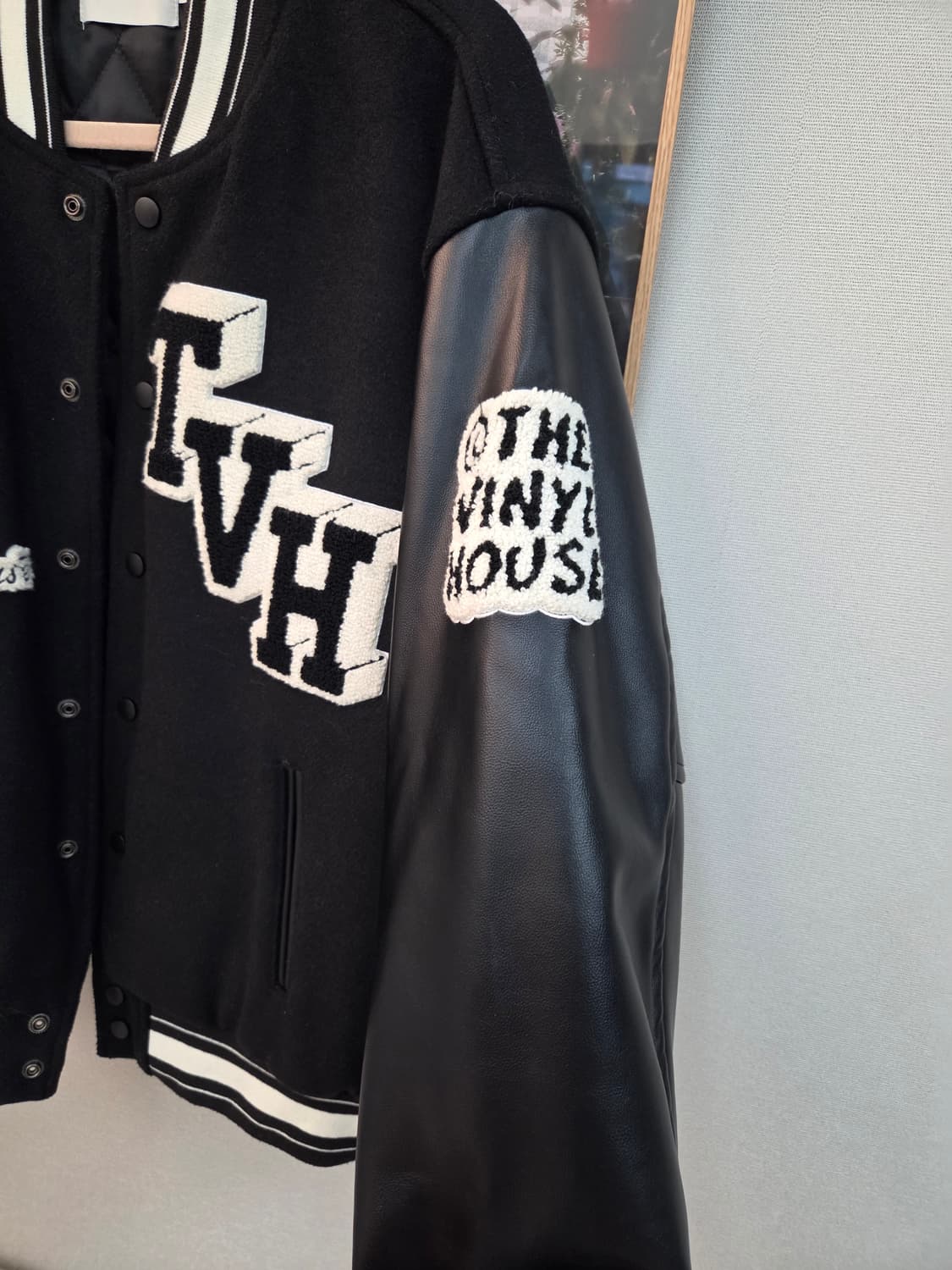 더바이닐하우스 음양 바시티 자켓 블랙 상품이미지4