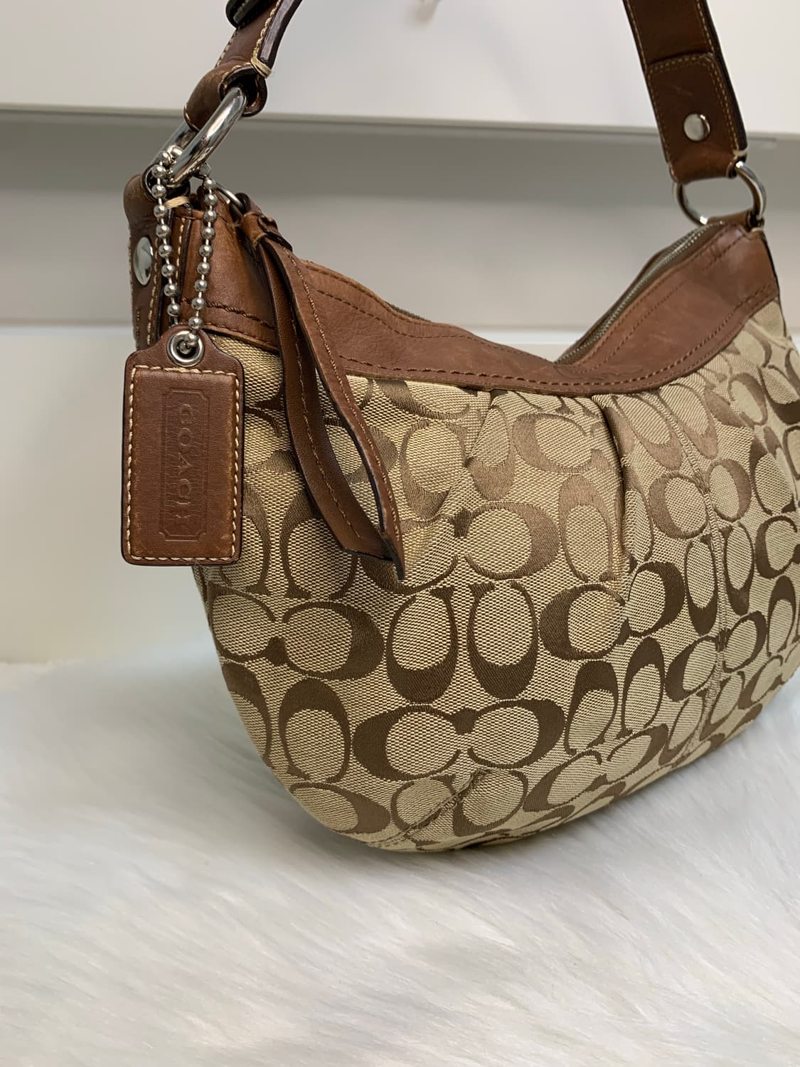 코치 베이지 하프문 숄더백 상품이미지4