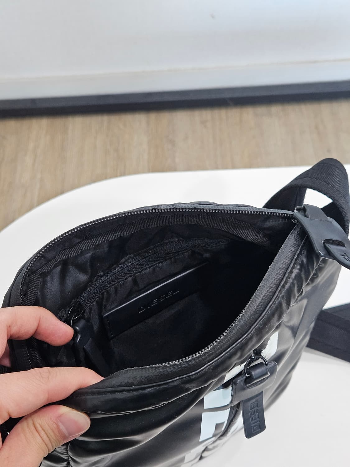 디젤 블랙 크로스백 상품이미지3