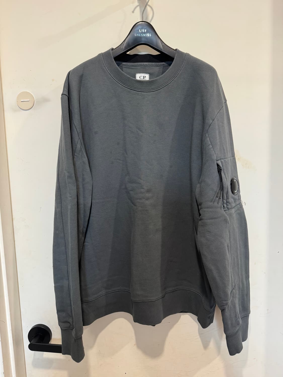 C.P. 컴퍼니(C.P. Company)의 렌즈 와펜 맨투맨 상품이미지1