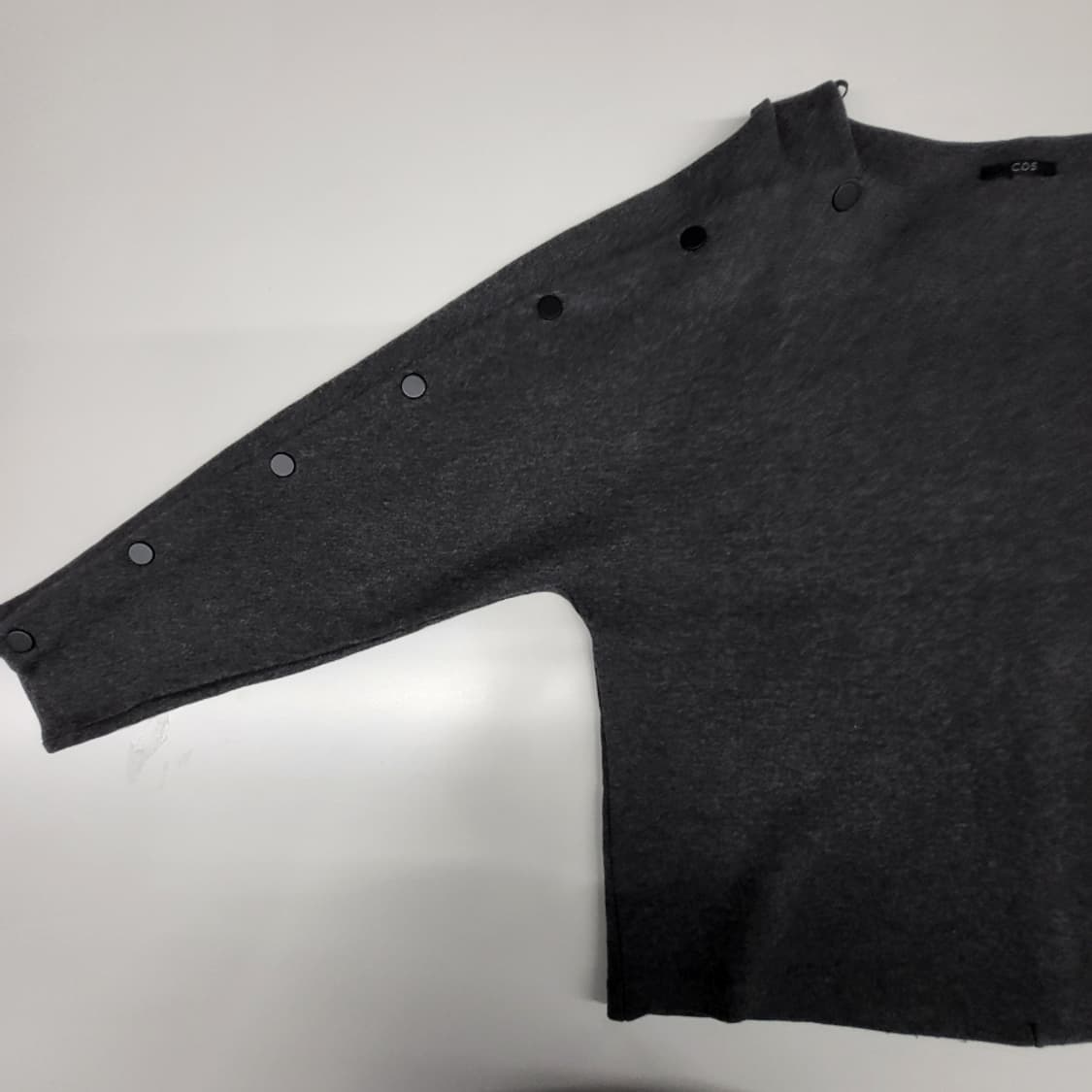 COS 버튼 디테일 니트 상품이미지2