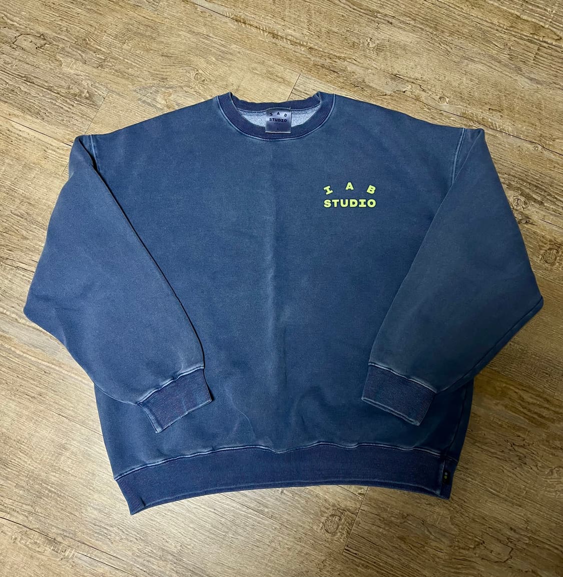 아이앱스튜디오 피그먼트 스웨트셔츠 네이비 상품이미지1