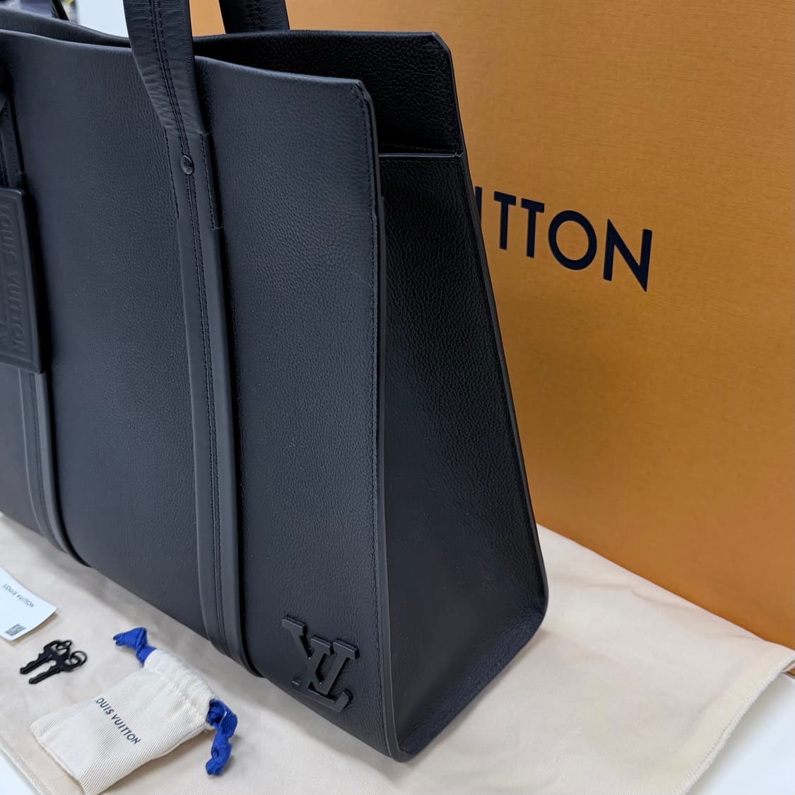 [미사용/선물가능] 루이비통 에어로그램 토트백 블랙 M57308 상품이미지4