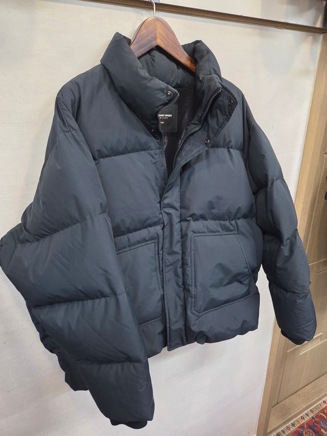 질스튜어트 스포츠 프린팅로고 푸퍼 숏패딩 xl 딥그린  상품이미지6