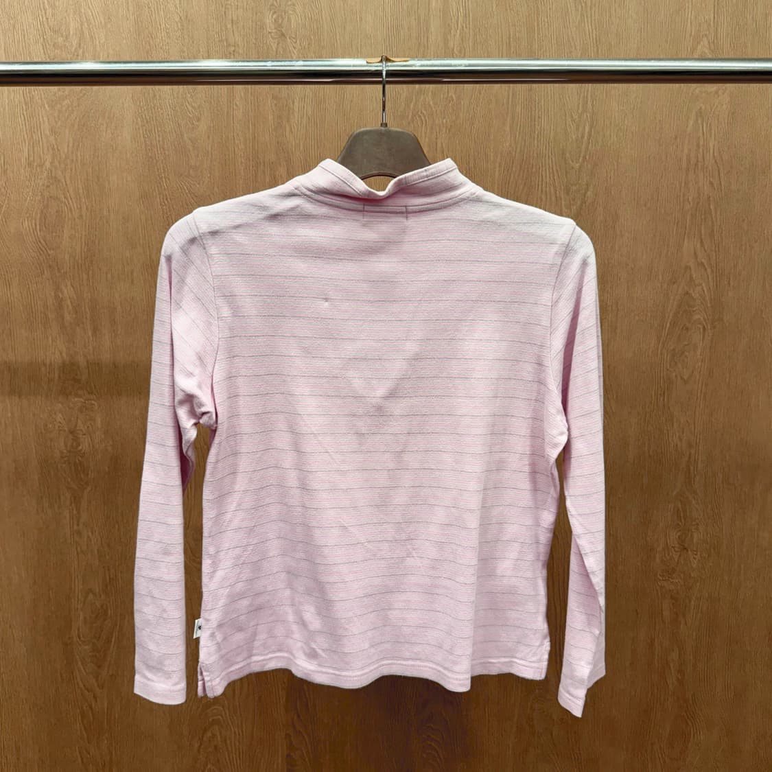 꾸레쥬 스트라이프 하프집업 긴팔 티셔츠 미니 로고 디테일 슬림핏 핑크 상품이미지3