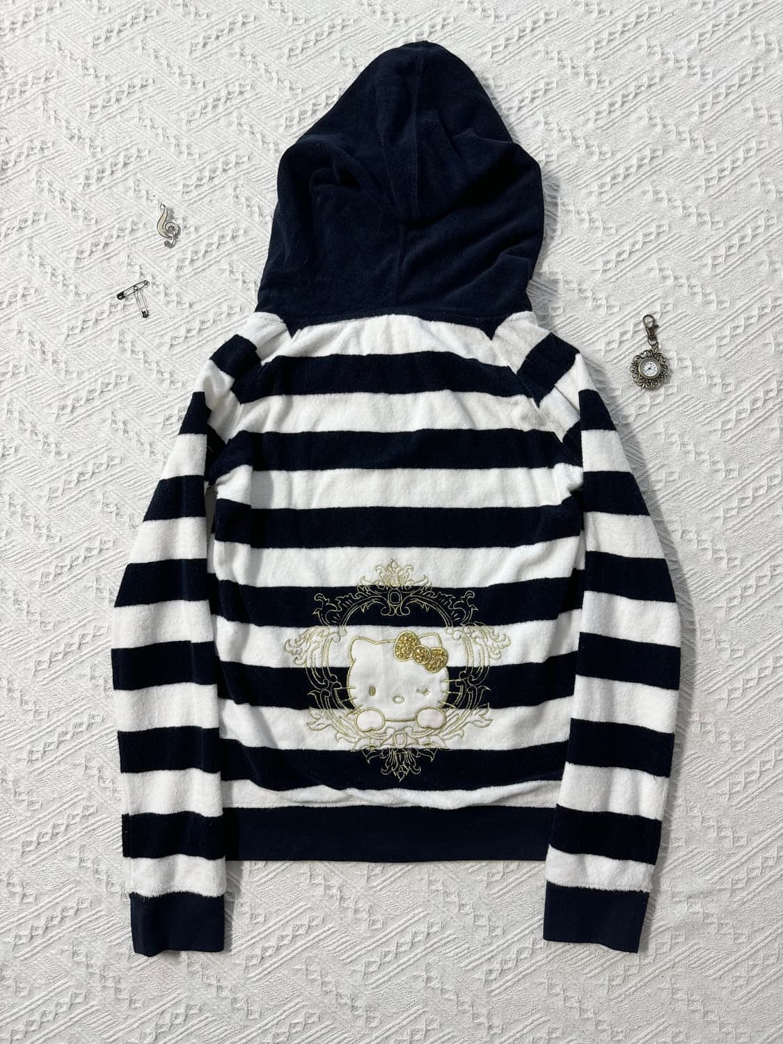 헬로키티x라디 플리스 퍼 스트라이프 패턴 자수 후디드 집업 상품이미지10