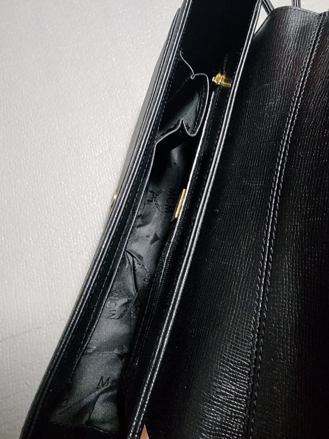 엠씨엠 MCM 클래식 레더 플랩 숄더백 상품이미지8