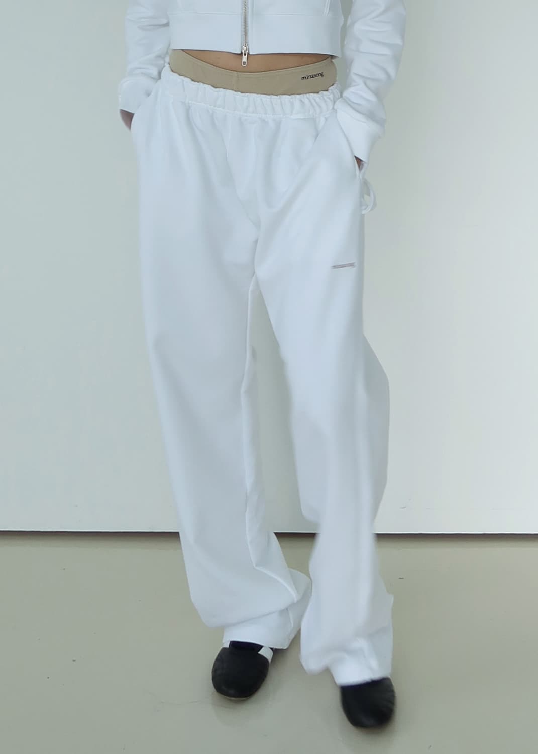 민아송 BASIC SWEAT PANTS 화이트 판매  상품이미지1