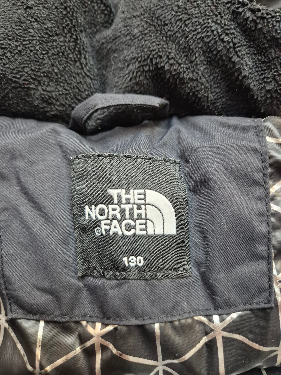 노스페이스 키즈 오리털 패딩 130사이즈 블랙 색상입니다. 가슴둘레는 상 상품이미지4