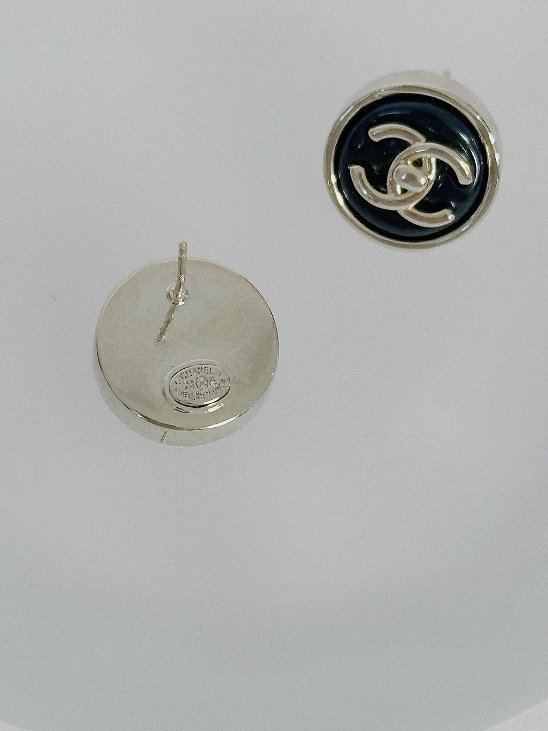 샤넬 턴락 버튼 블랙 귀걸이 상품이미지2