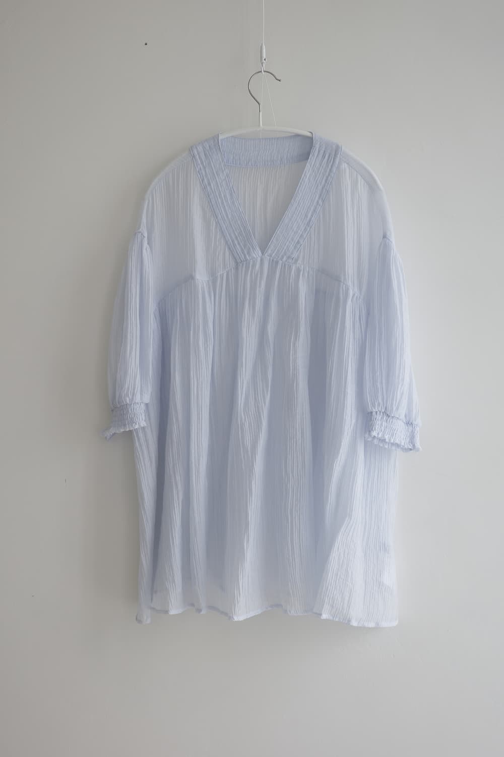  RIRIEL 하늘색 브이넥 블라우스 상품이미지1