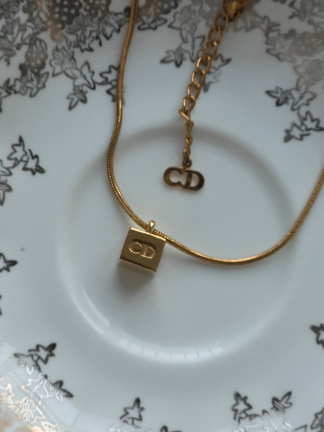 디올 금장 CD 로고 큐브 목걸이 상품이미지8