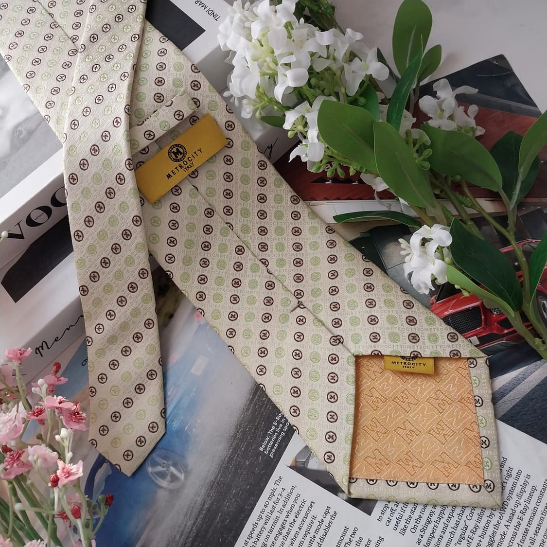 메트로시티 M 자수 패턴 아이보리 넥타이 9.7cm A등급 K1611
 상품이미지5