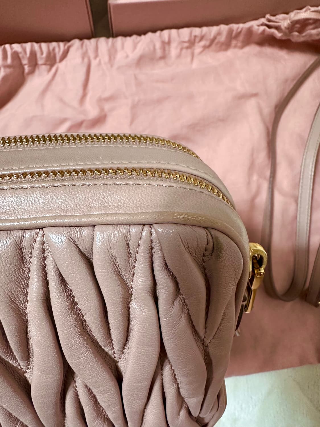 미우미우 마테라쎄 카메라백 상품이미지2