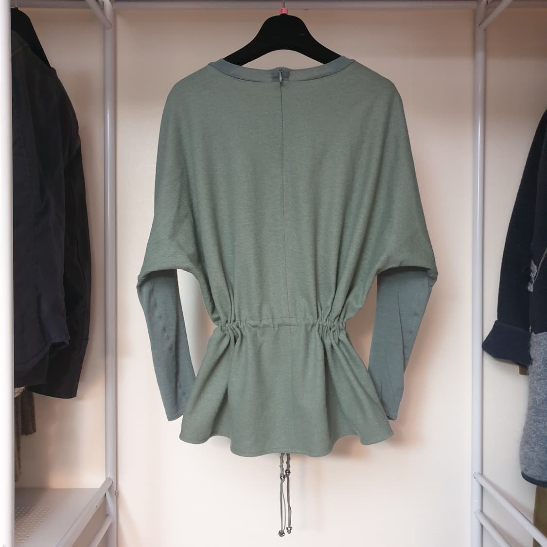 한섬 LATT 래트 투톤 텍스쳐블록 마크라메스트링 스웨터 타임 마인 랑방 상품이미지4