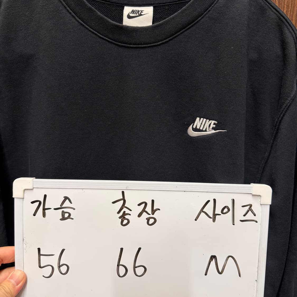 나이키 기본 스몰로고 맨투맨 블랙 상품이미지2