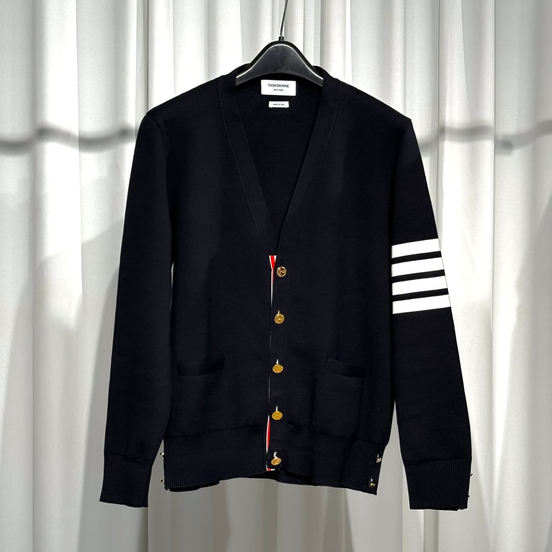 25FW 톰브라운 밀라노 스티치 사선완장 가디건 골드 3사이즈 상품이미지1