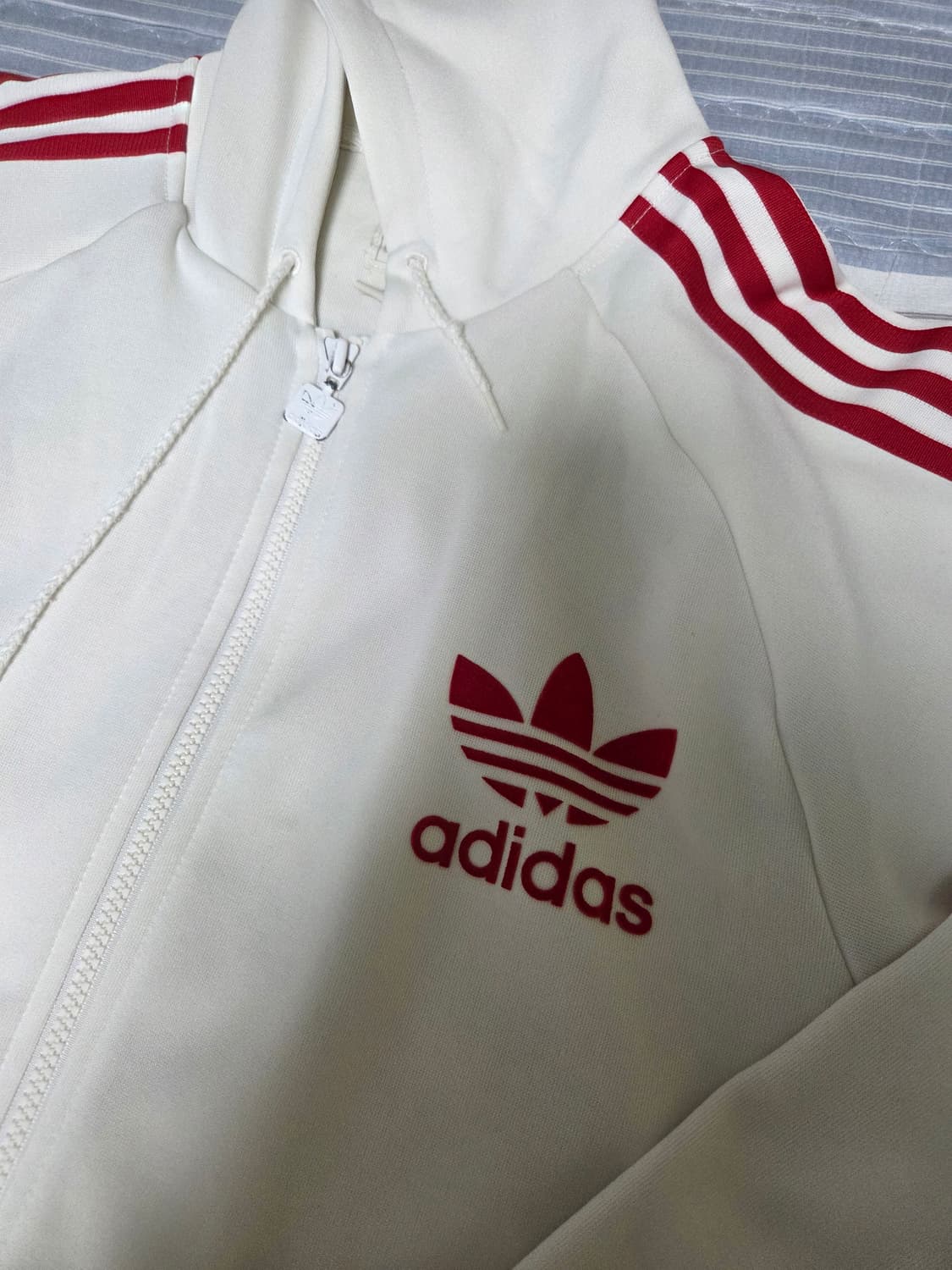 아디다스 대대장 흰빨후드플락 상품이미지2