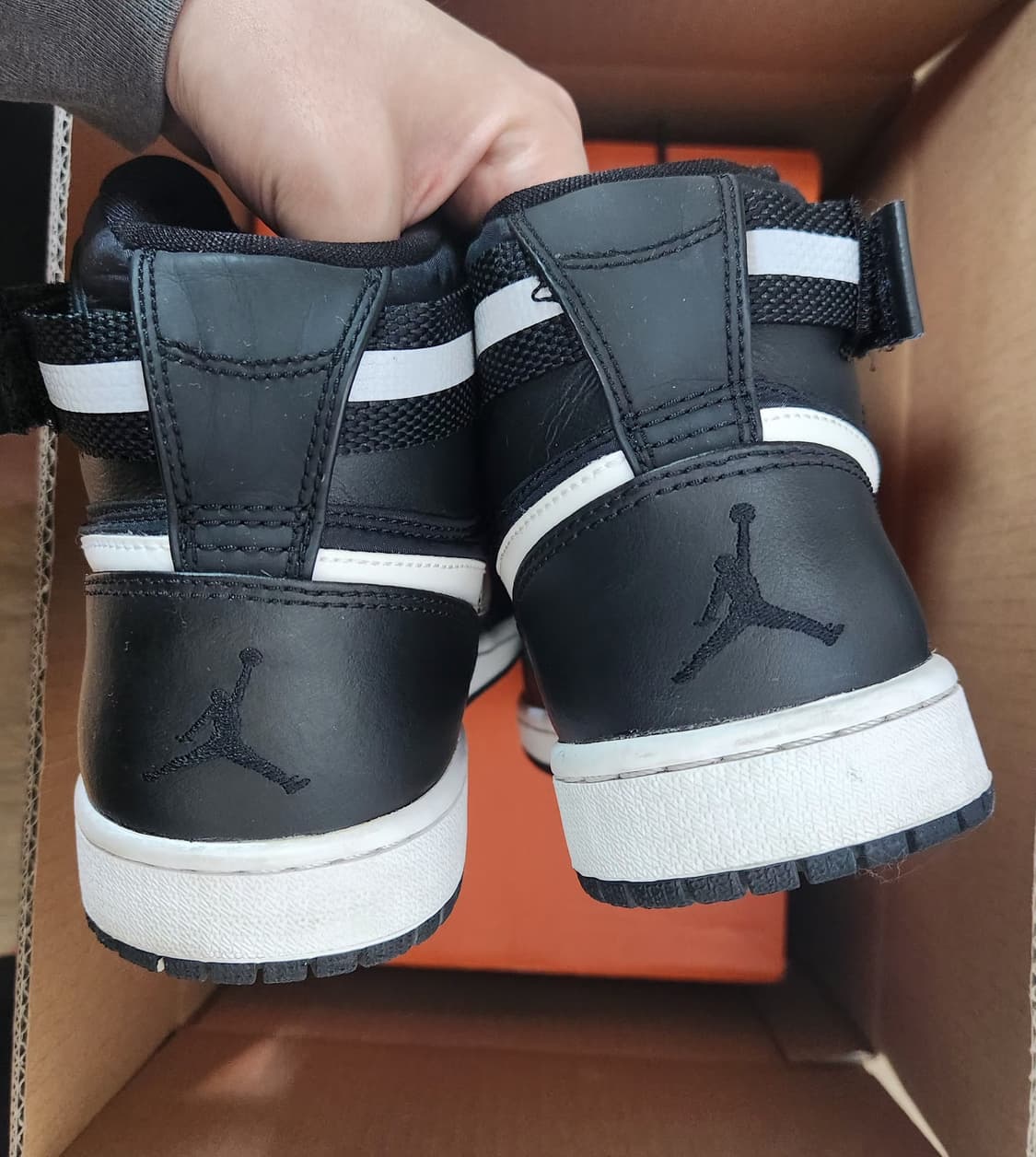 조던1하이 스트랩 블랙화이트 상품이미지3