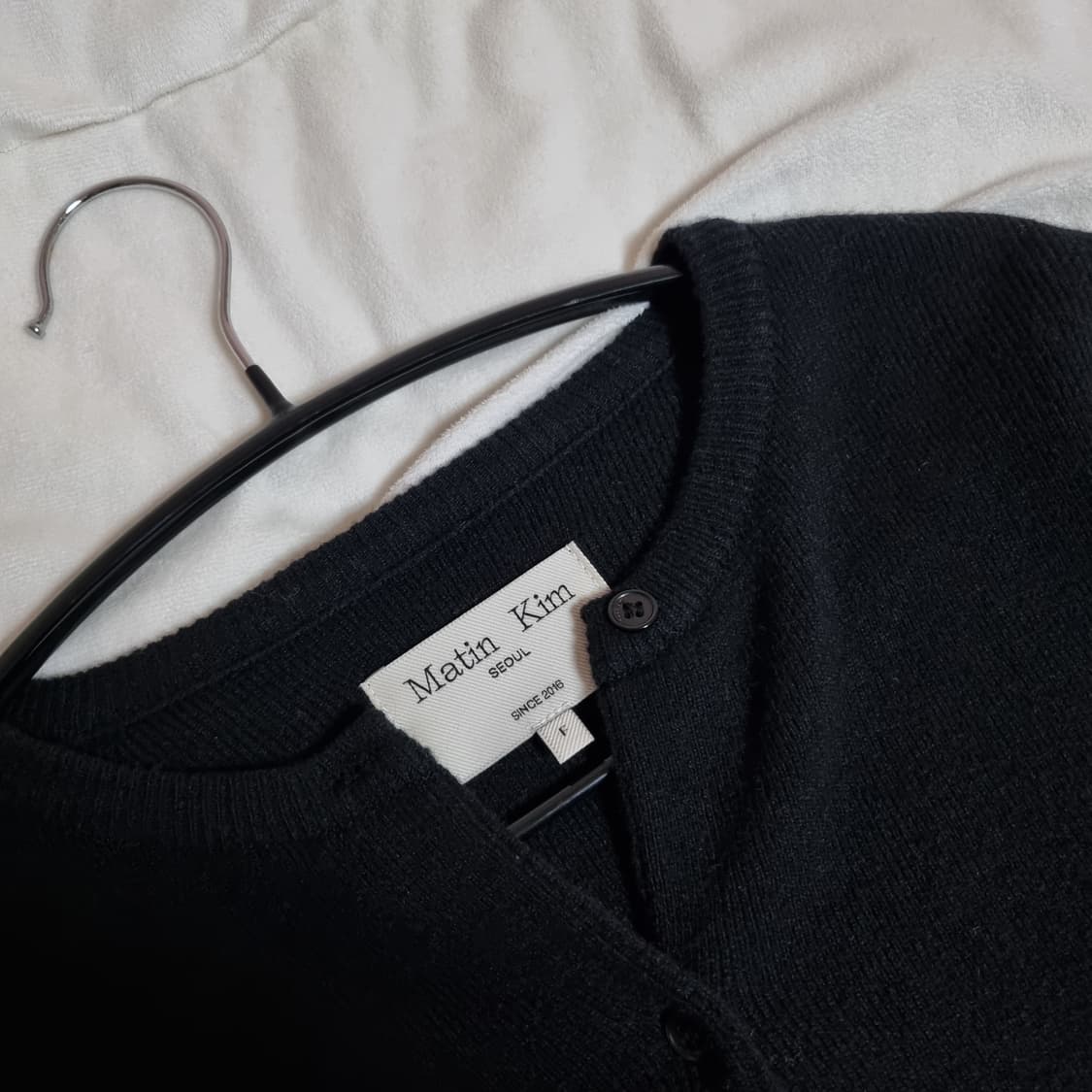 마뗑킴 타이포 패치 라운드 가디건 블랙 상품이미지2