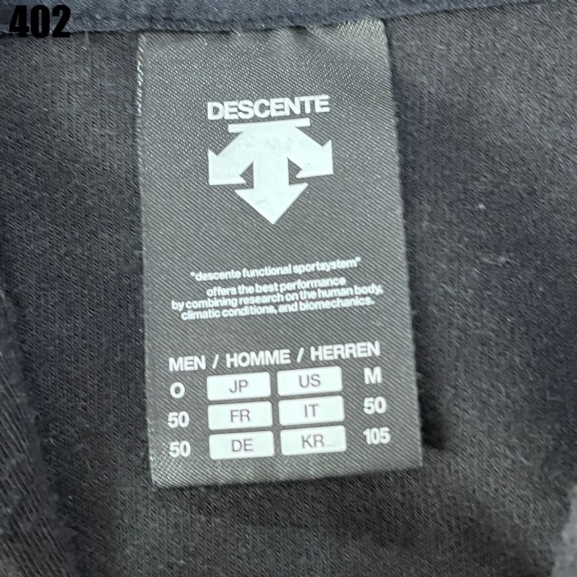 데상트 블랙 후드티  상품이미지2