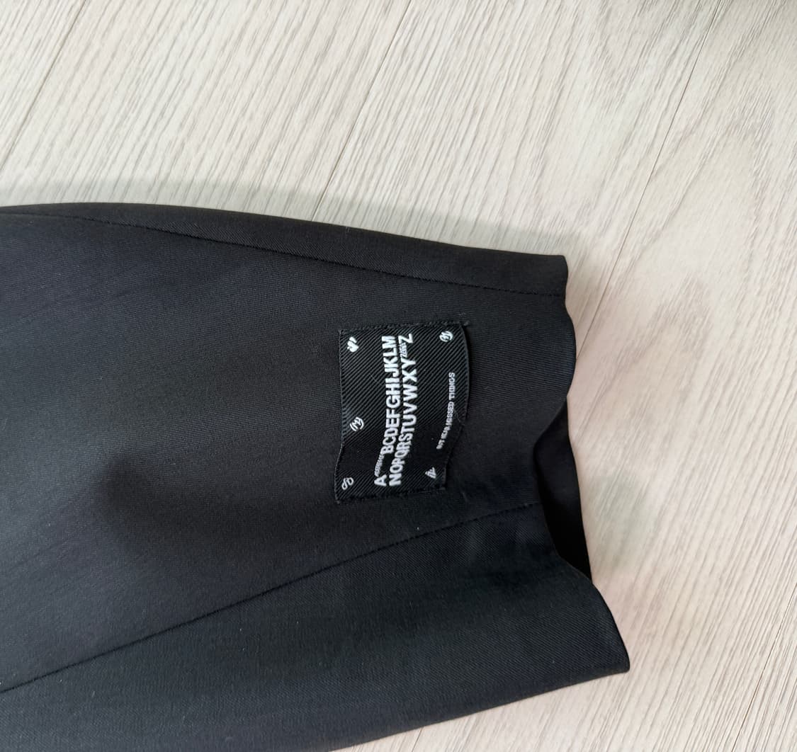 자라 아더에러 블레이저 블랙 M 사이즈 판매합니다. 상품이미지4