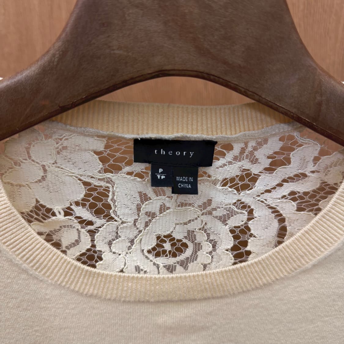 띠어리 니트 긴팔 플라워 패턴 레이스 언발란스 디테일 슬림핏 아이보리 상품이미지6