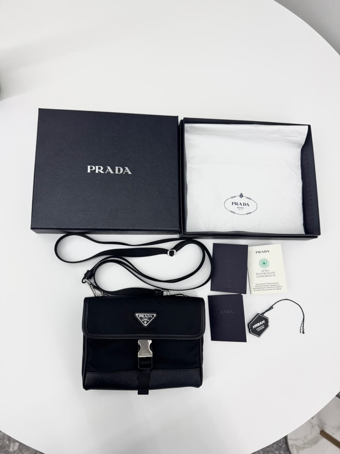 [백화점] 프라다 리나일론 앤 사피아노 레더 스마트폰 케이스  상품이미지1