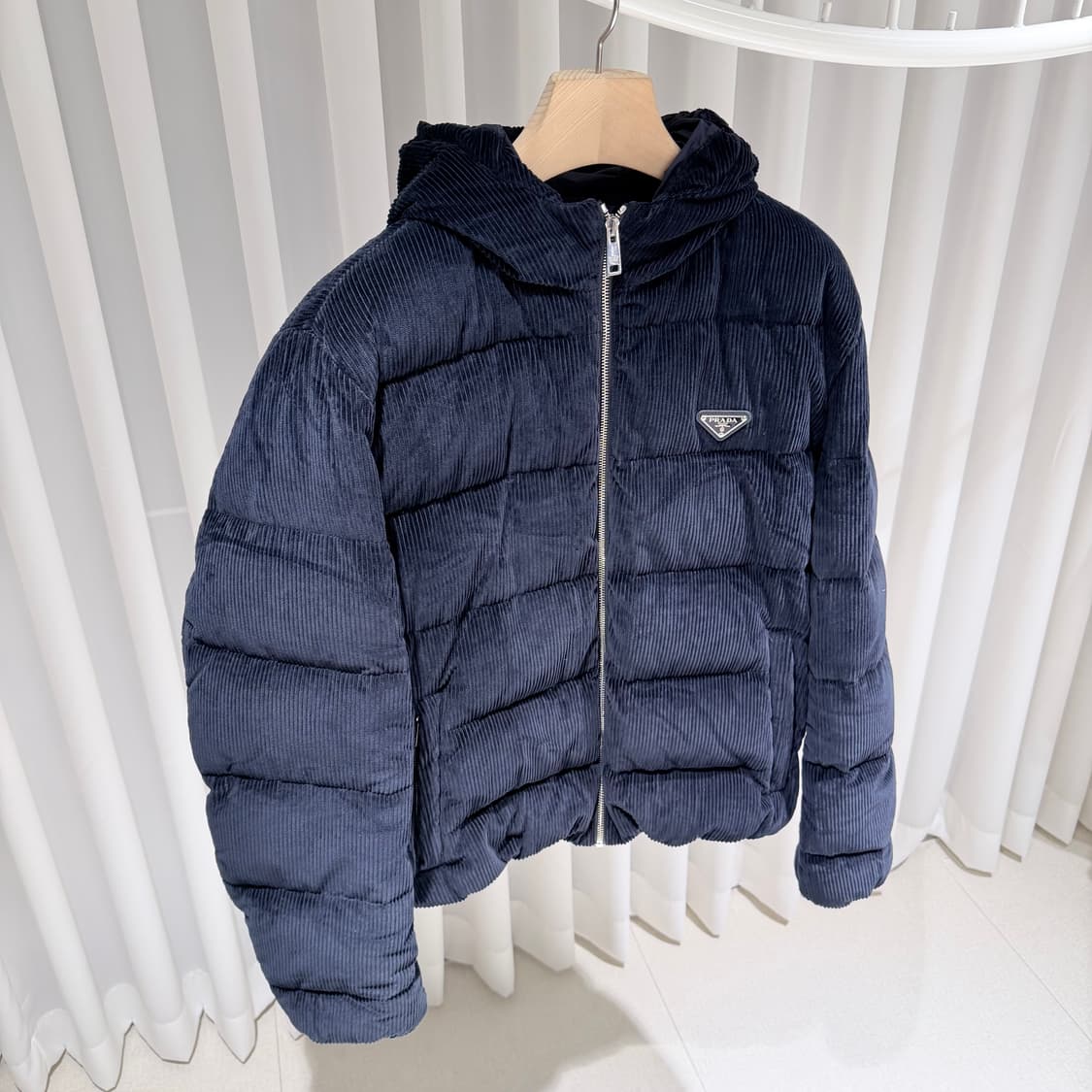 50 / 프라다 코듀로이 후드 네이비 패딩 상품이미지3