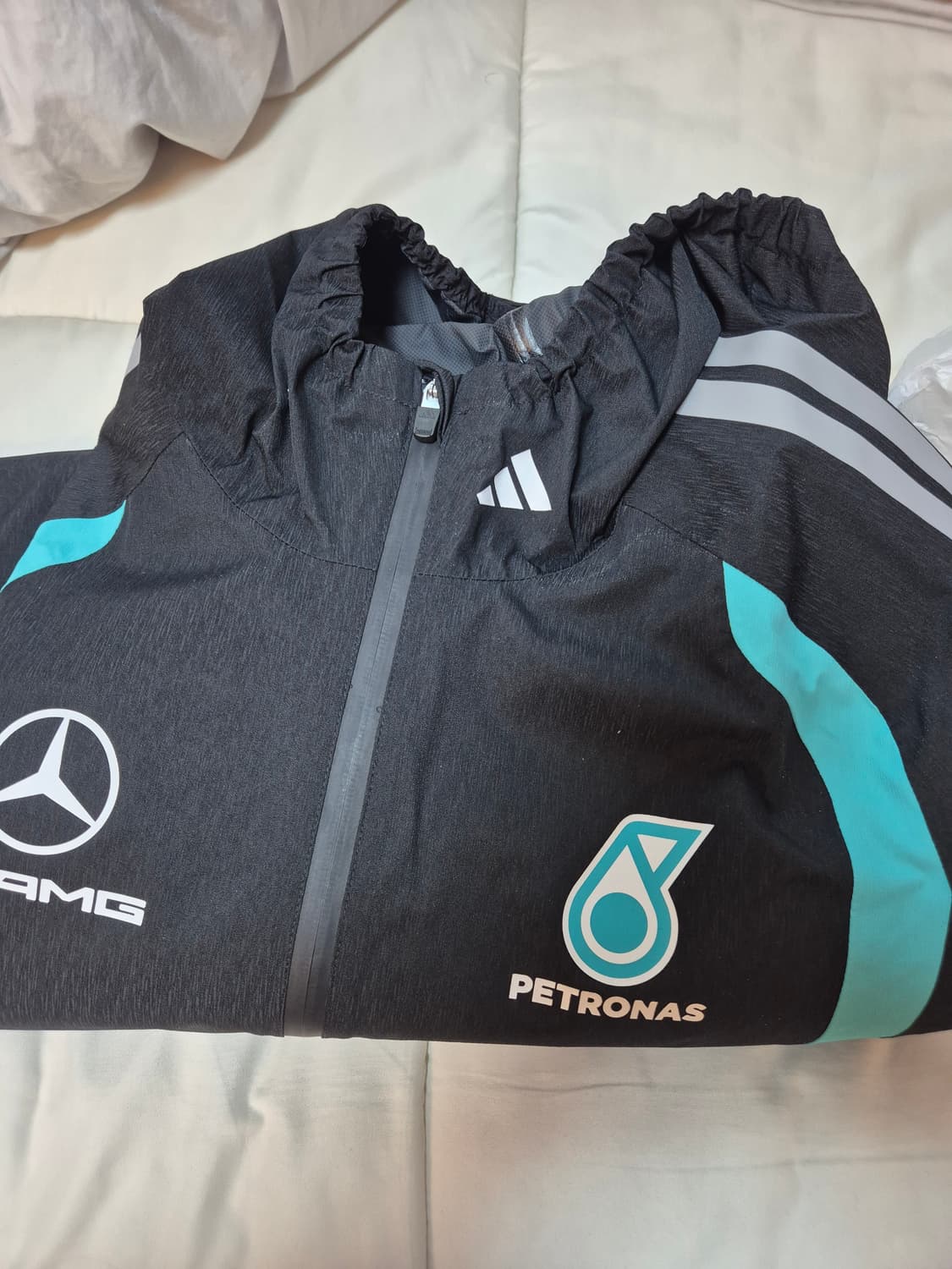 아디다스 x 메르세데스 AMG 페트로나스 F1 팀 메카닉스 레인 자켓 상품이미지1