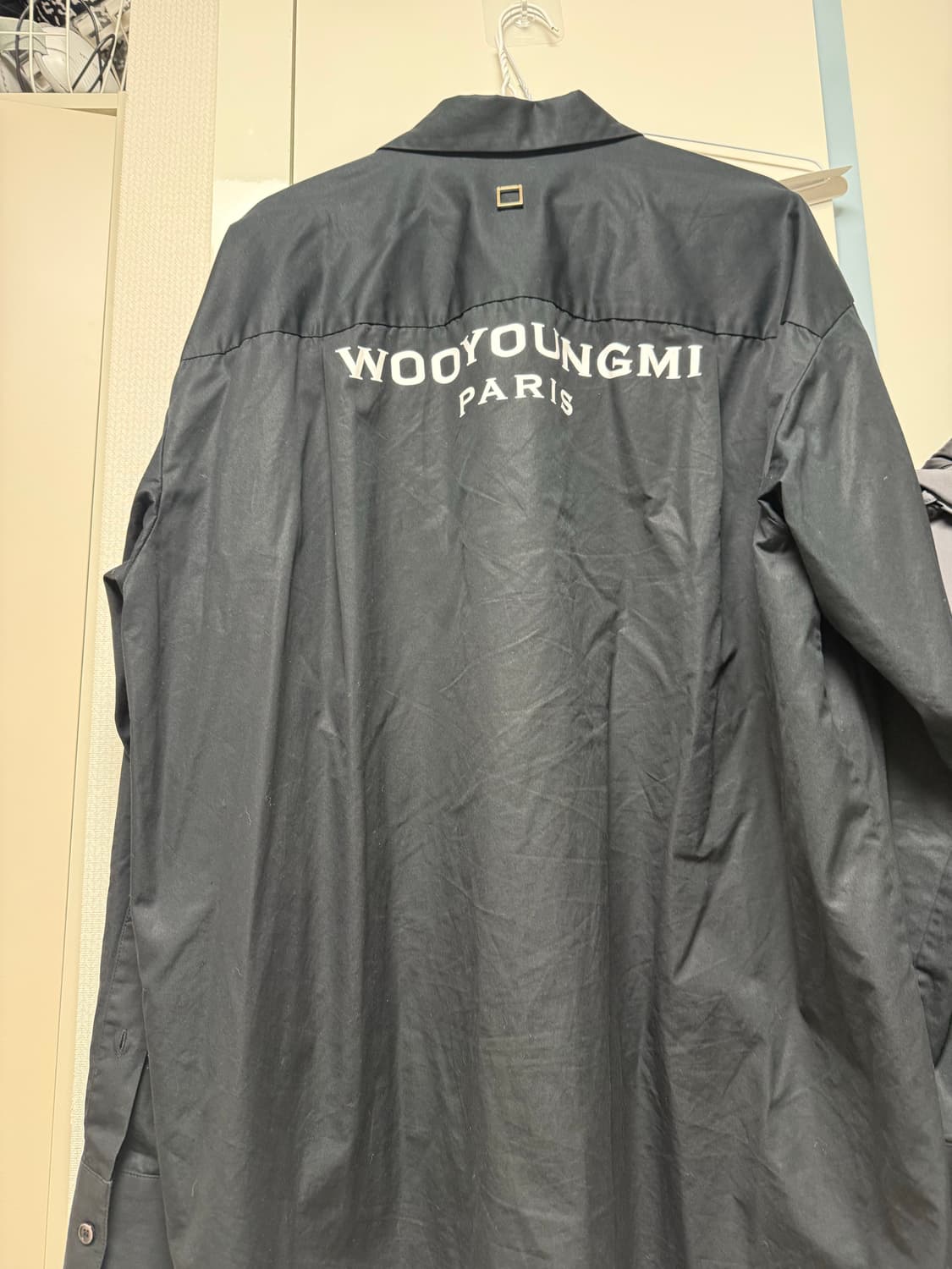 우영미 백로고 블랙셔츠 상품이미지2