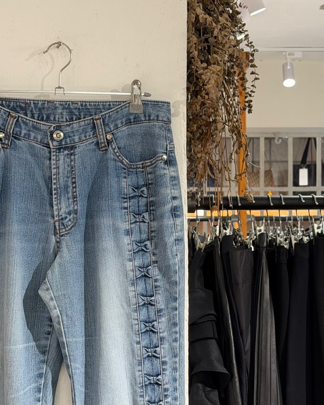 라이크진스 사이드 리본 디테일 부츠컷 데님진 상품이미지4