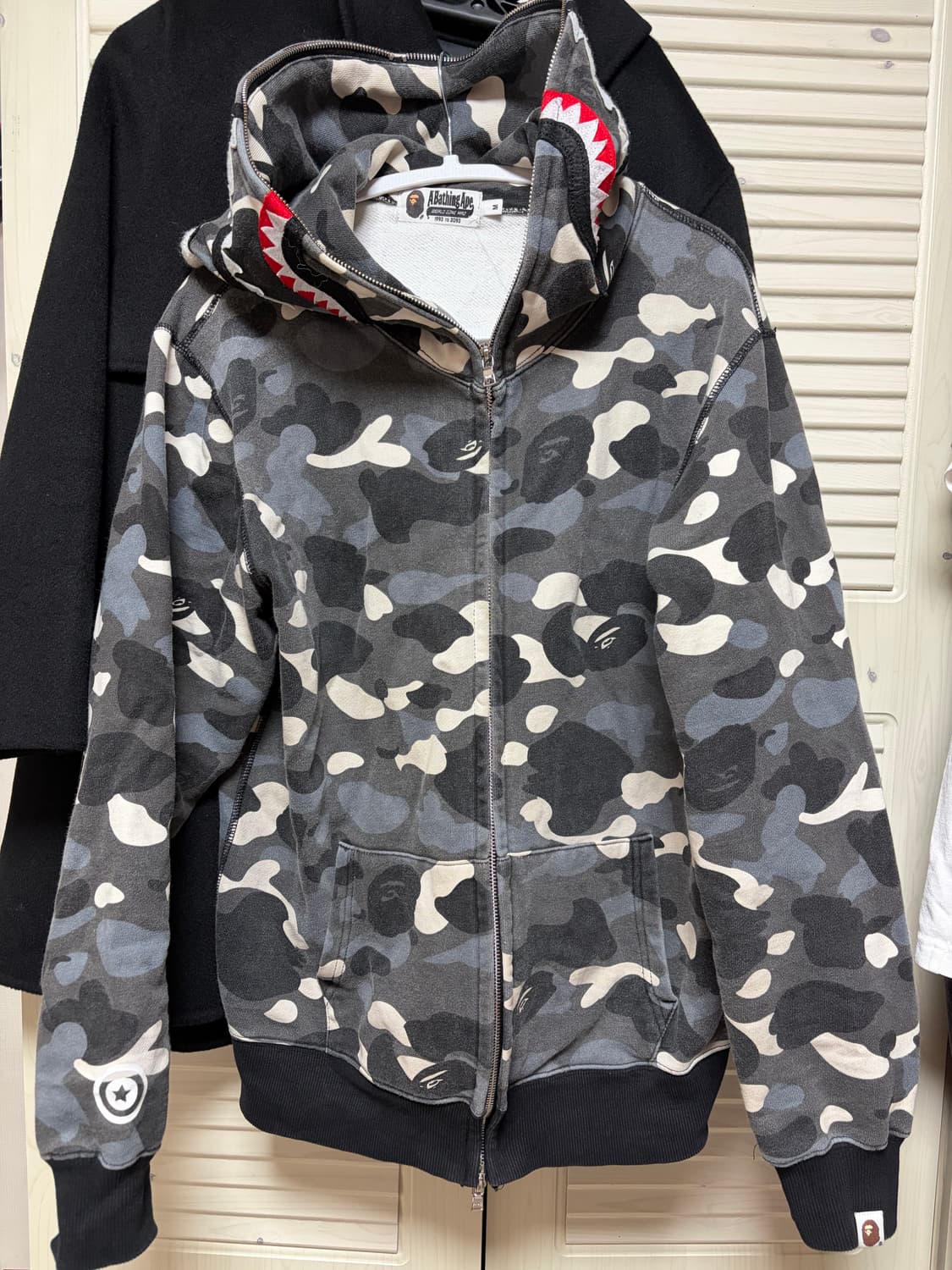 베이프 야광 샤크 후드집업 상품이미지1