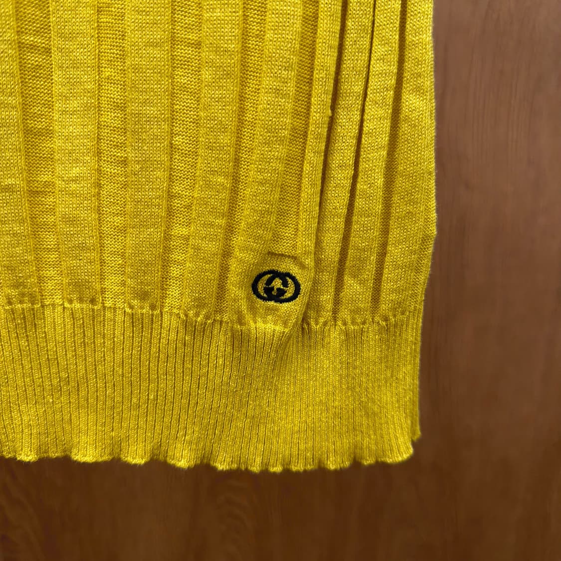 구찌 슬리브리스 골지 니트 카라넥 로고 자수 디테일 슬림핏 옐로우 상품이미지6