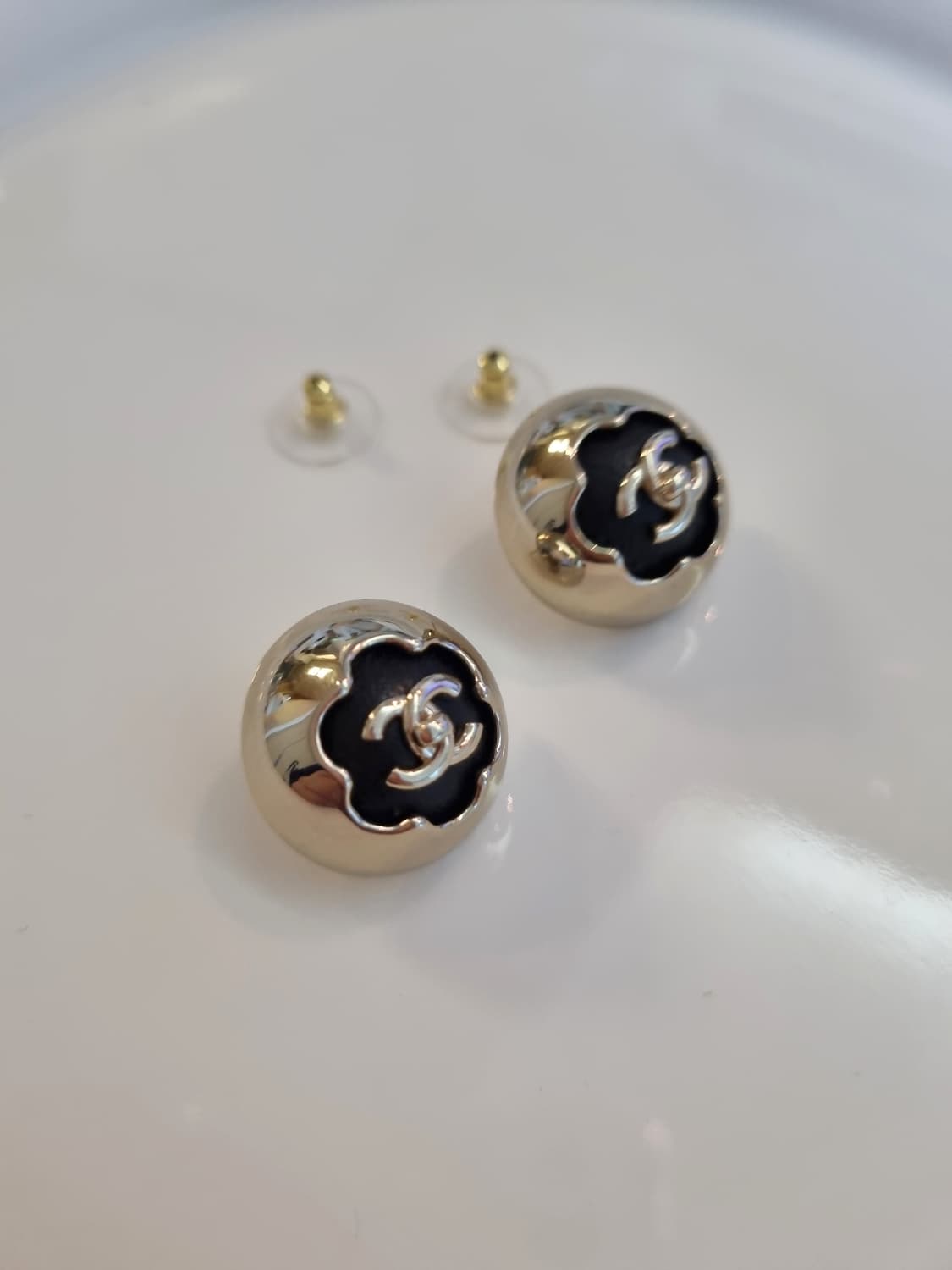 샤넬 업사이클링 까멜리아 턴락  귀걸이 상품이미지3